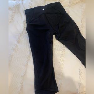 Black Lululemon cropped legging